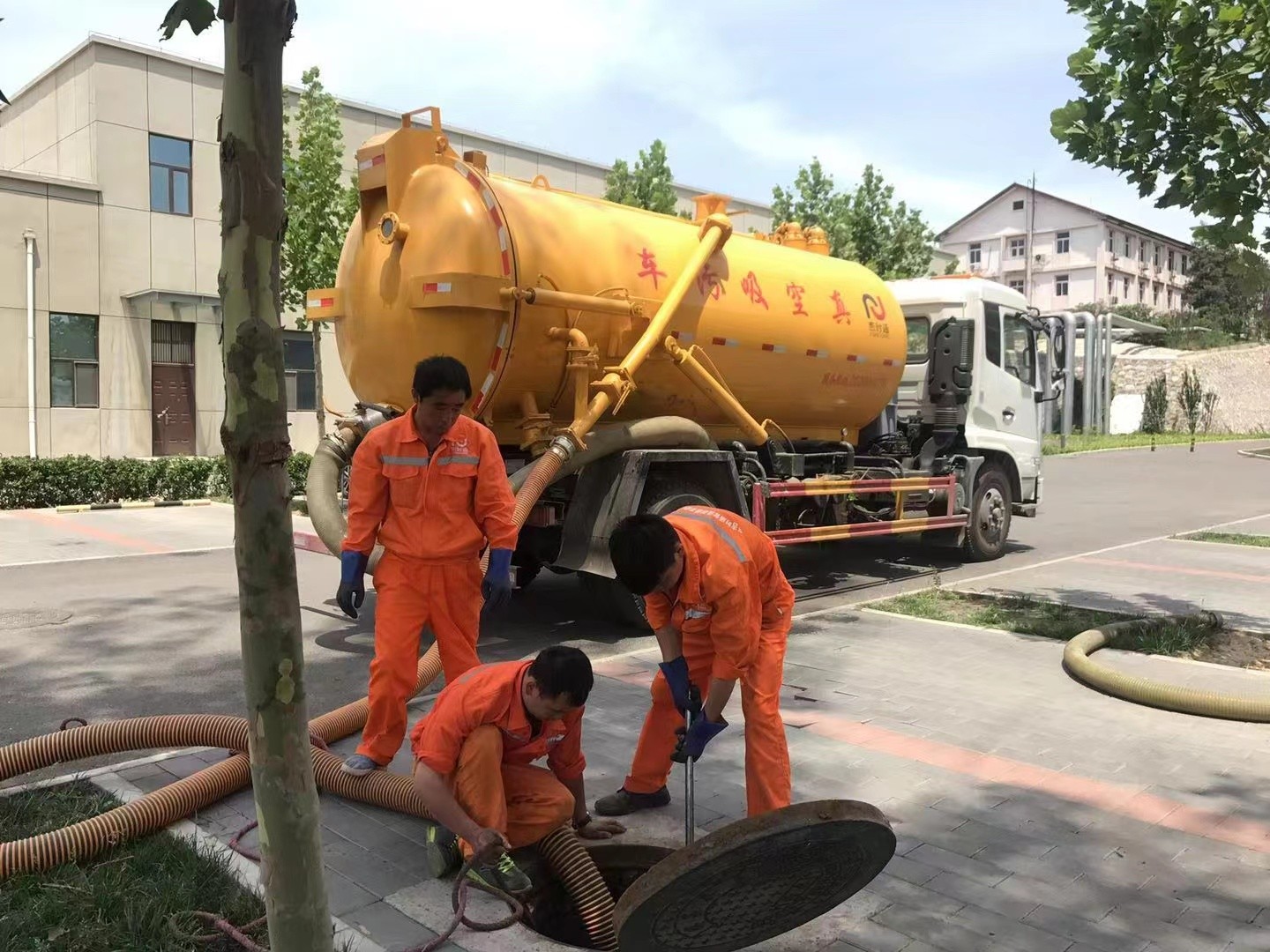 通河管道疏通车停在窨井附近