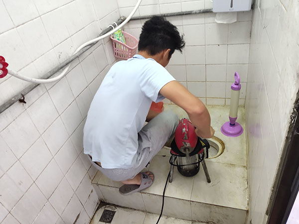 通河管道堵塞冒臭气 专业师傅现场解决问题