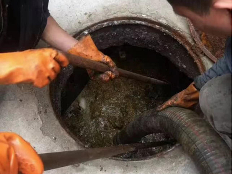 通河清理化粪池时如何避免沼气的危害?